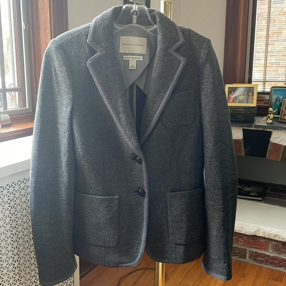 Banana republic size 4, blazer - Picture 3 of 4